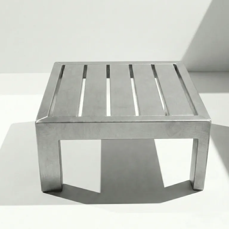 Mesa auxiliar Montecarlo en aluminio, vista frontal en fondo blanco de estudio