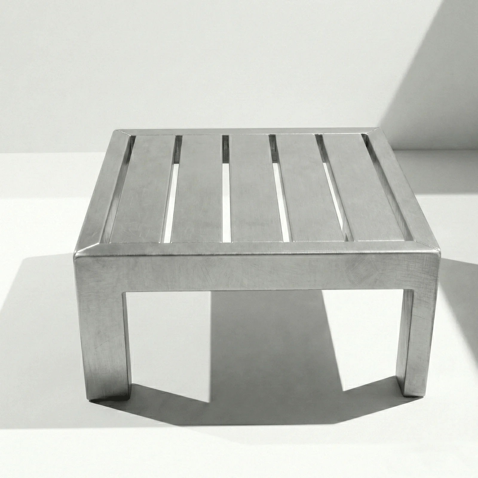 Mesa auxiliar Montecarlo en aluminio, vista frontal en fondo blanco de estudio