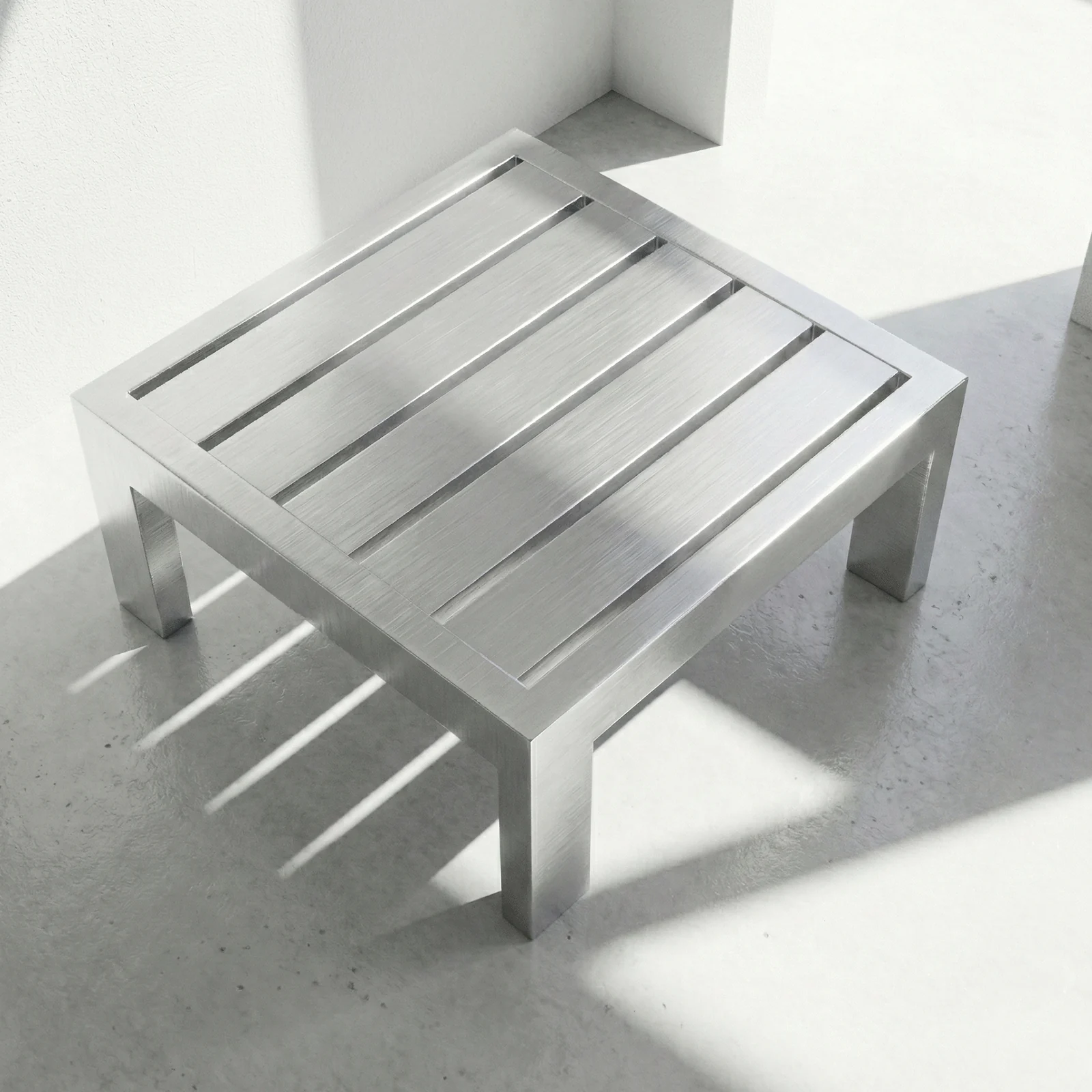 Mesa auxiliar Montecarlo en aluminio, vista en perspectiva sobre fondo blanco de estudio