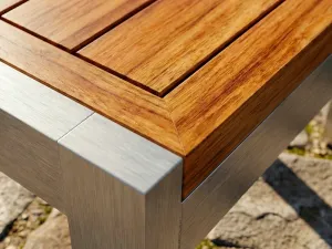 Detalle del ensamble en aluminio y teca de la Mesa Auxiliar Sakata Aluteca