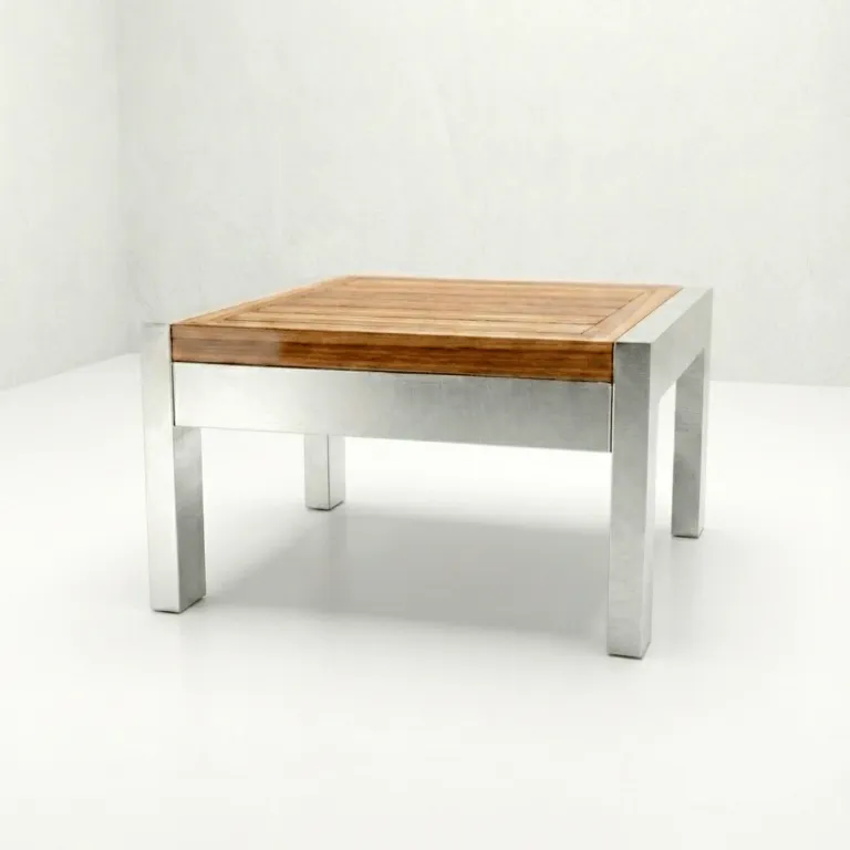 Mesa auxiliar Sakata Aluteca en aluminio y teca, vista frontal en fondo blanco de estudio