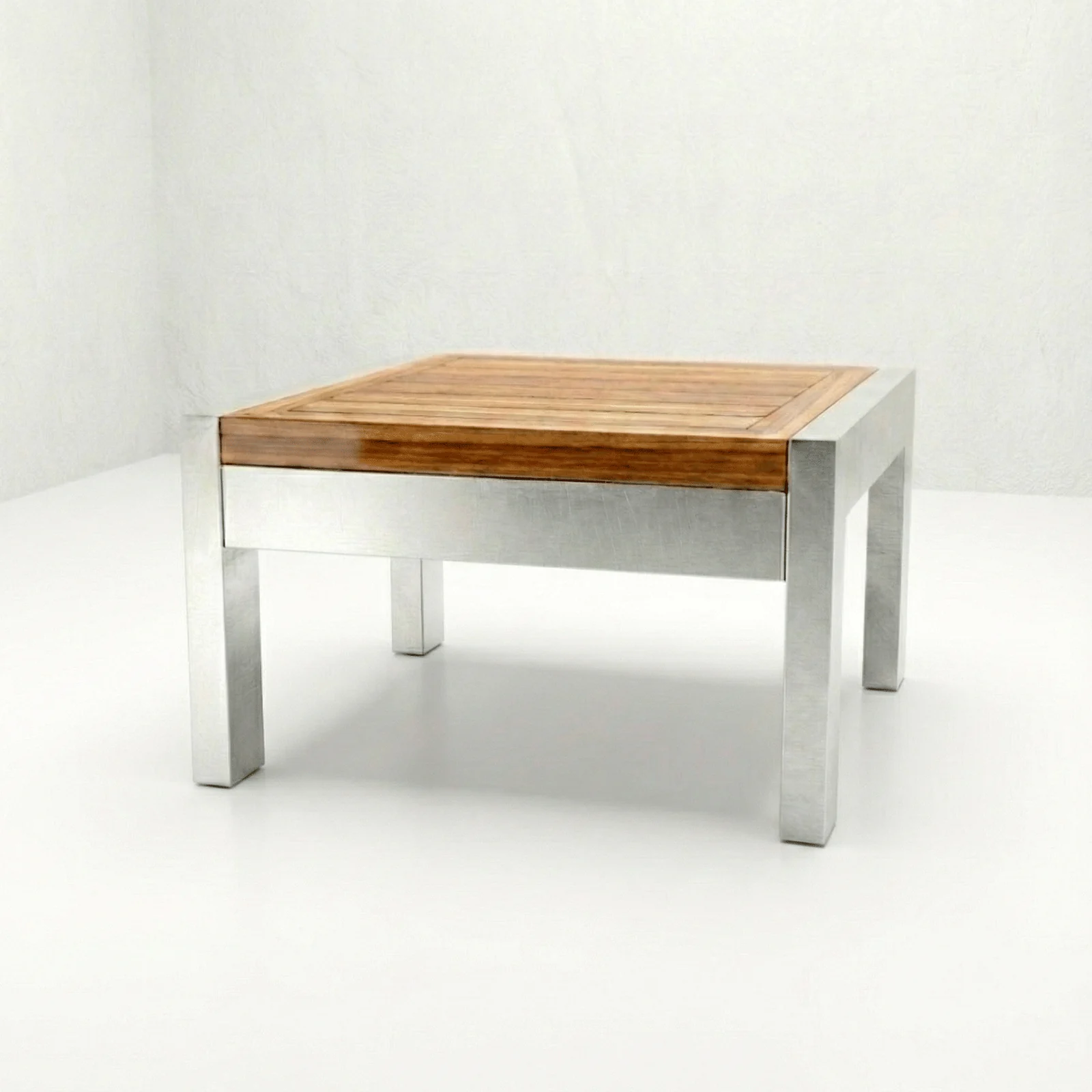 Mesa auxiliar Sakata Aluteca en aluminio y teca, vista frontal en fondo blanco de estudio