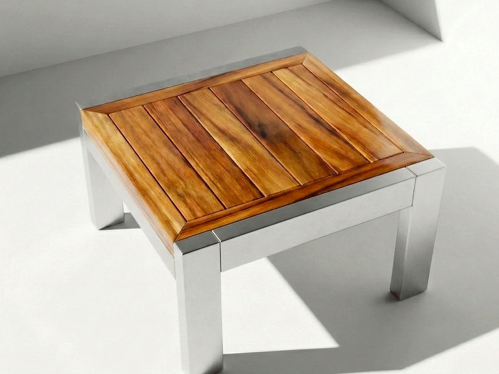 Mesa auxiliar Sakata Aluteca en aluminio y teca, vista en perspectiva sobre fondo blanco de estudio