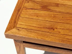 Detalle del tablero en madera teca de la Mesa Auxiliar Sakata