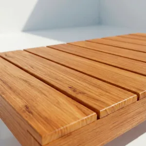 Detalle del tablero en madera teca de la Mesa de Centro Montecarlo