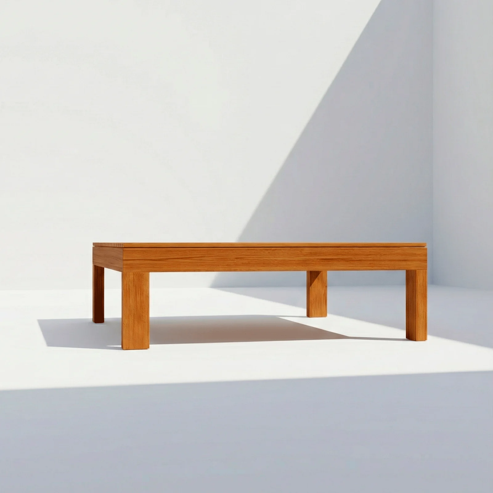 Mesa de centro Montecarlo en teca, vista frontal en fondo blanco de estudio