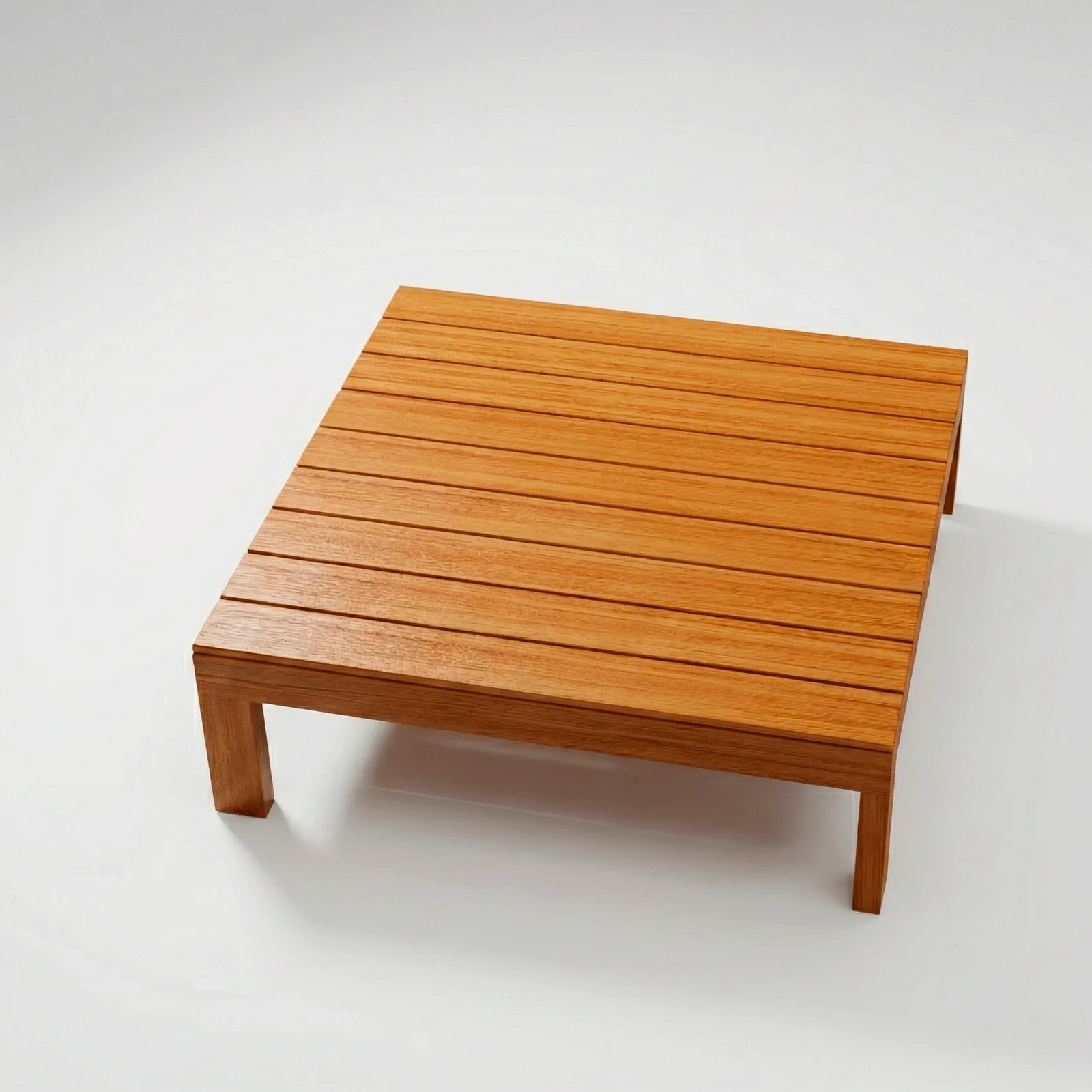 Mesa de centro Montecarlo en teca, vista en perspectiva sobre fondo blanco de estudio