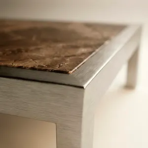 Detalle del tablero de mármol veteado de la Mesa de Centro Montecarlo
