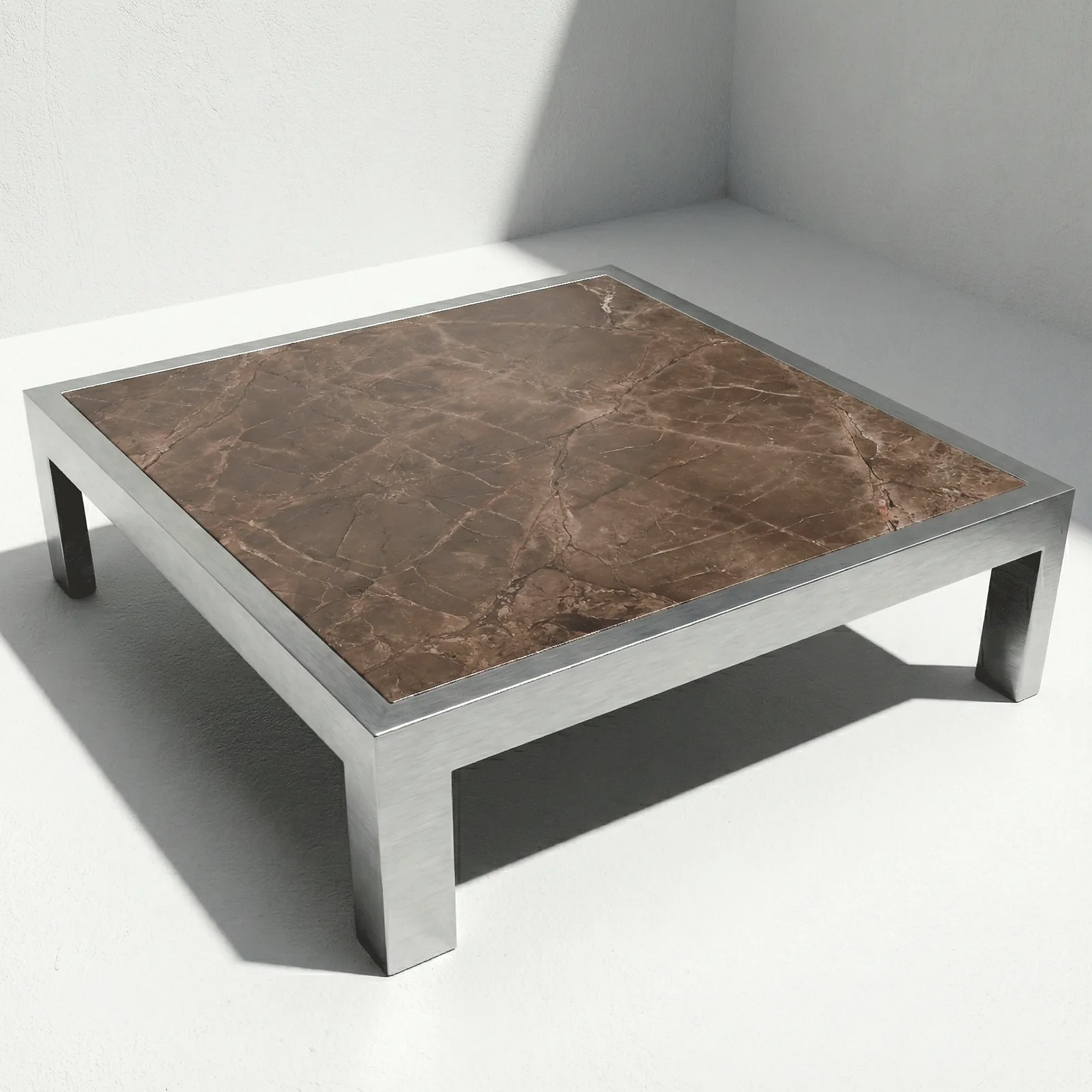 Mesa de centro Montecarlo con tablero de mármol, vista en perspectiva sobre fondo blanco de estudio