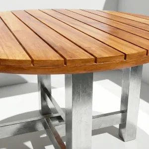 Detalle del tablero en madera teca de la Mesa Circular Alpes Aluteca