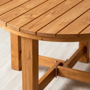 Detalle del tablero en madera teca de la Mesa Circular Alpes