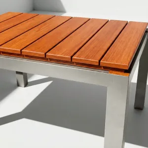 Detalle del tablero en madera teca de la Mesa Cuadrada Alpes Aluteca