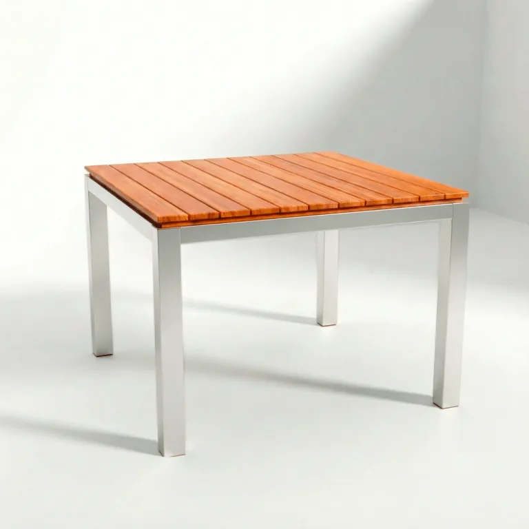 Mesa Cuadrada Alpes Aluteca en aluminio y teca, vista frontal en fondo blanco de estudio