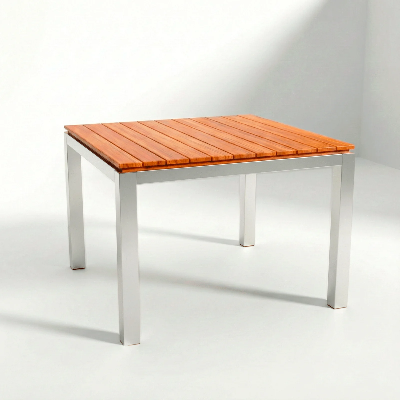 Mesa Cuadrada Alpes Aluteca en aluminio y teca, vista frontal en fondo blanco de estudio