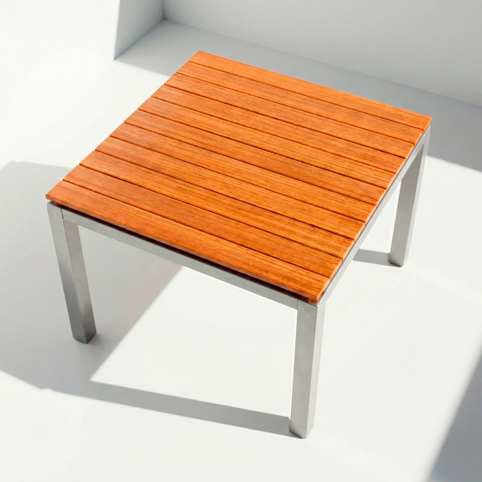 Mesa Cuadrada Alpes Aluteca en aluminio y teca, vista en perspectiva sobre fondo blanco de estudio