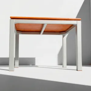 Mesa Cuadrada Alpes Aluteca en aluminio y teca, vista lateral sobre fondo blanco de estudio