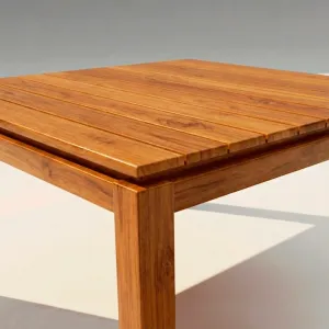 Detalle del tablero en madera teca de la Mesa Cuadrada Alpes