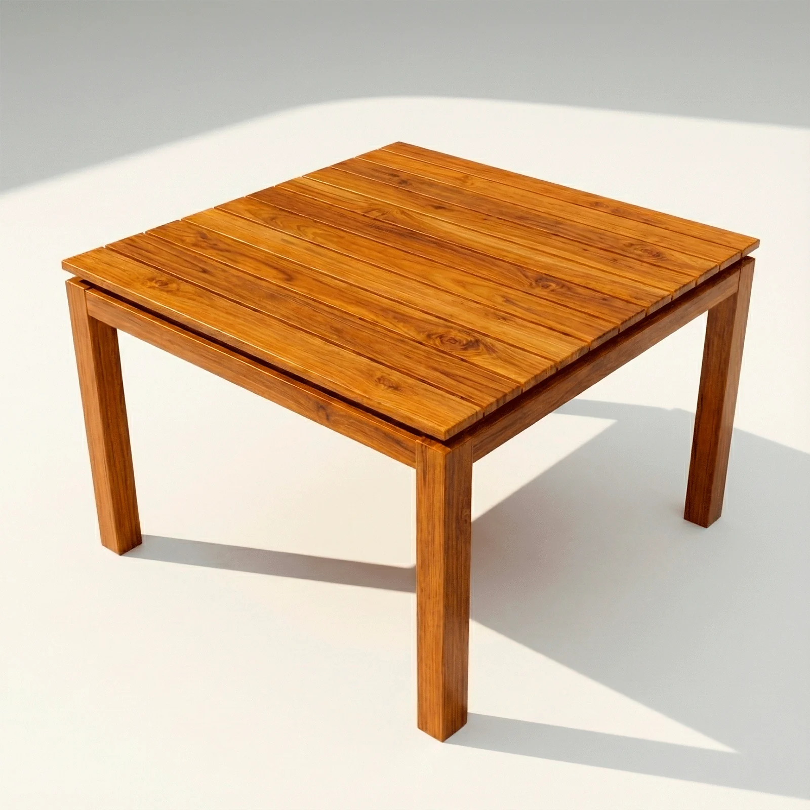 Mesa Cuadrada Alpes en madera teca, vista en perspectiva sobre fondo blanco de estudio