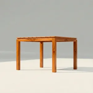 Mesa Cuadrada Alpes en madera teca, vista lateral sobre fondo blanco de estudio