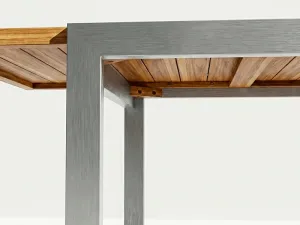 Detalle del tablero en aluminio y teca de la Mesa Osaka Aluteca