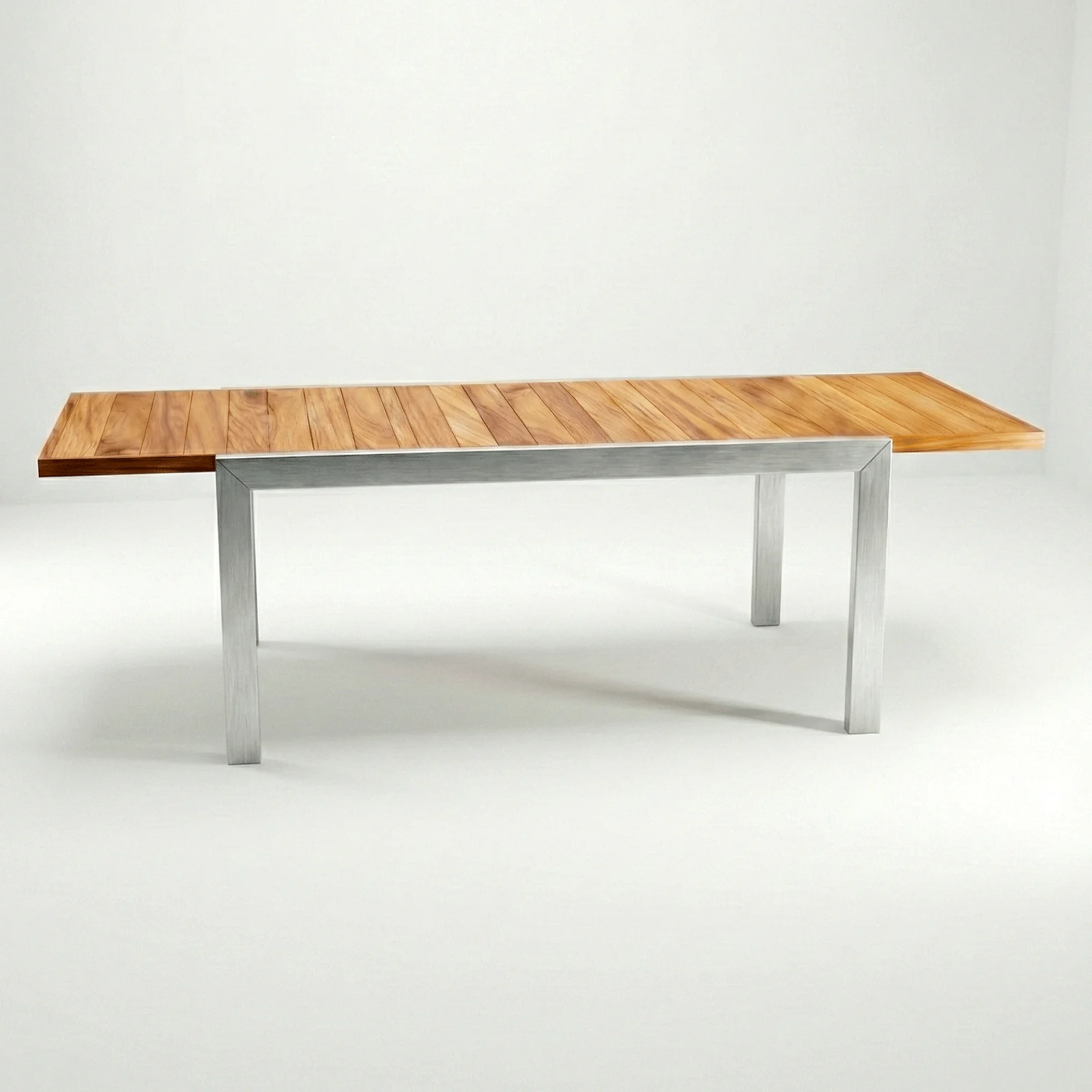 Mesa extensible Osaka Aluteca en aluminio y teca, vista frontal en fondo blanco de estudio