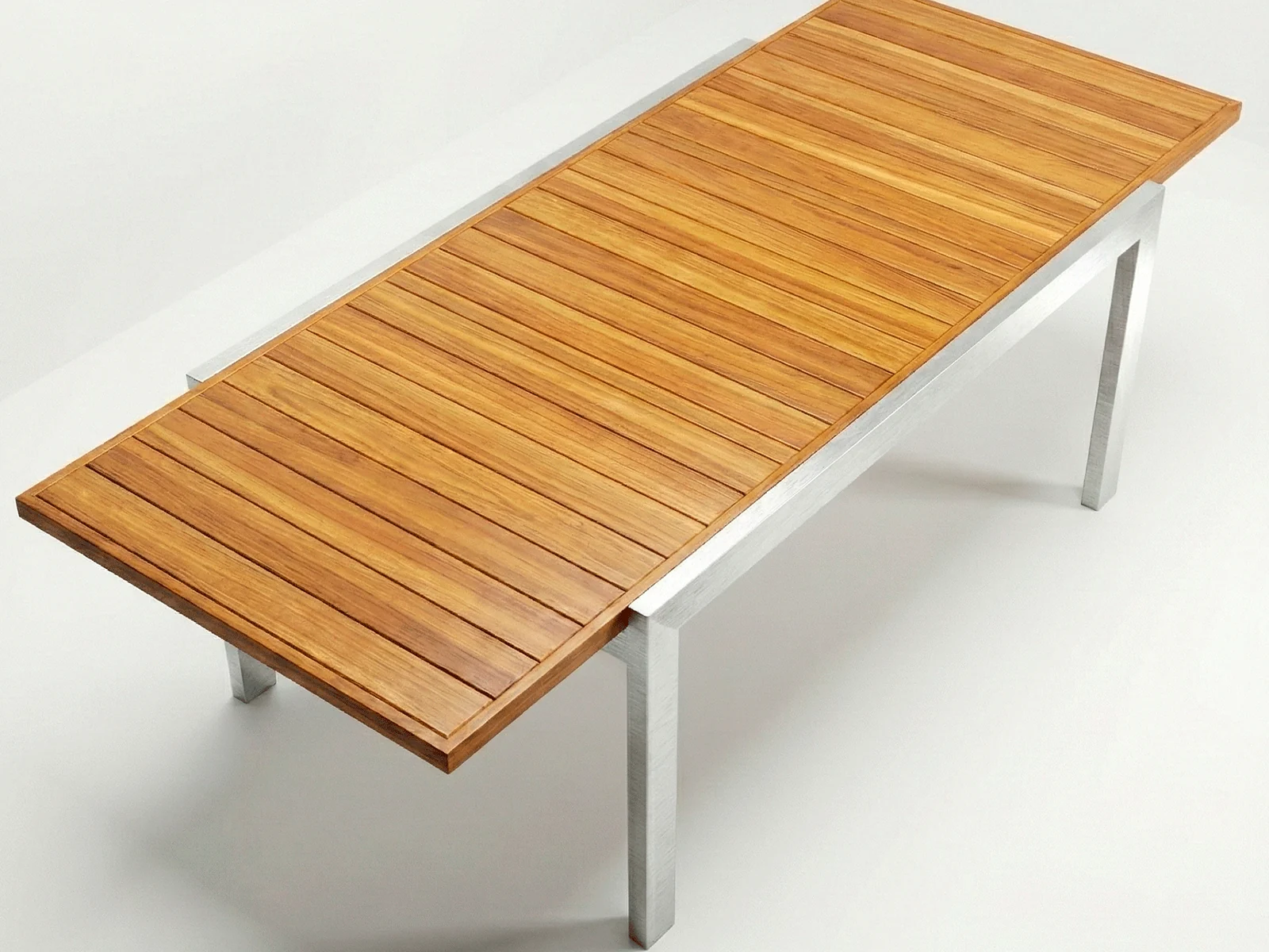 Mesa extensible Osaka Aluteca en aluminio y teca, vista en perspectiva sobre fondo blanco de estudio