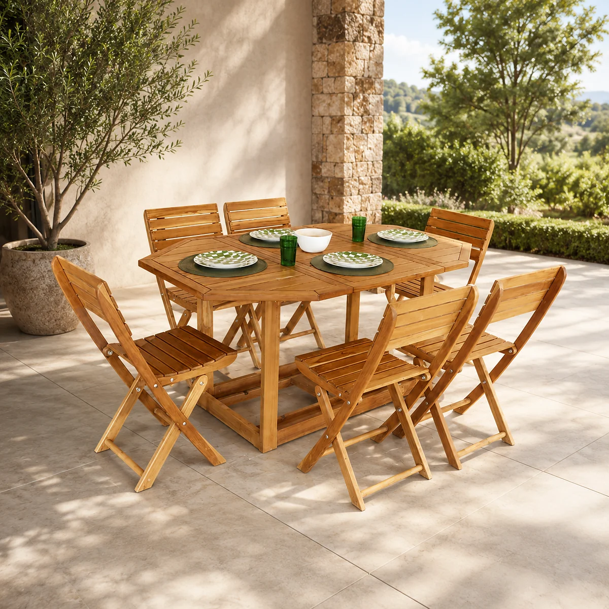 Mesa Magic en madera teca con sillas plegables guardadas en la base, en una terraza