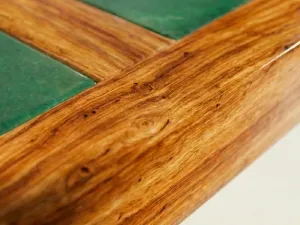 Detalle de la superficie tipo pizarra de la Mesa Miyasaki