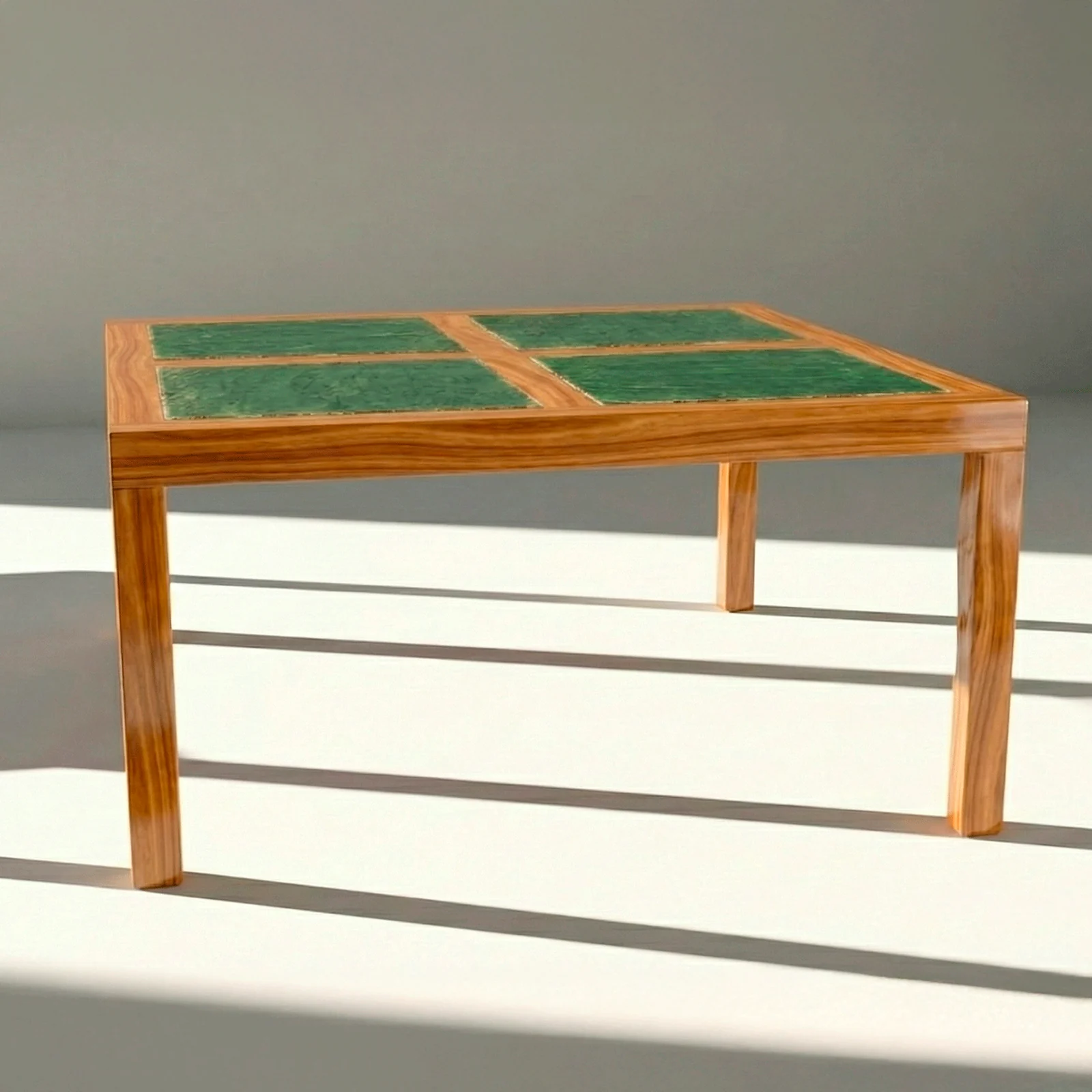 Mesa Miyasaki Pizarra en madera teca, vista frontal en fondo blanco de estudio