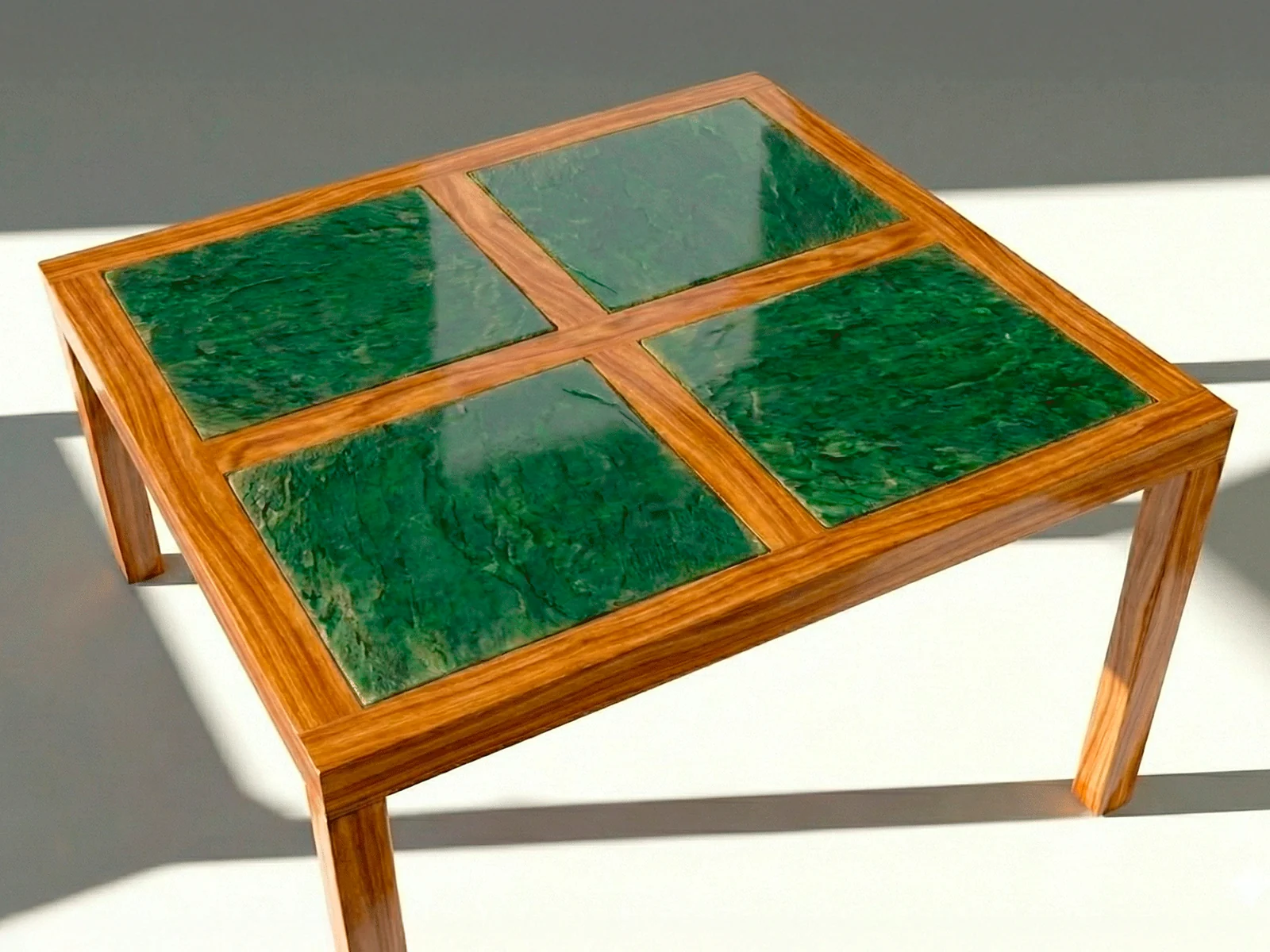 Mesa Miyasaki Pizarra en madera teca, vista en perspectiva sobre fondo blanco de estudio