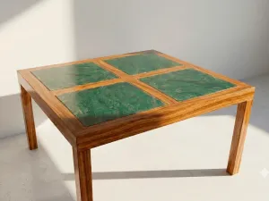 Mesa Miyasaki Pizarra en madera teca, vista lateral sobre fondo blanco de estudio