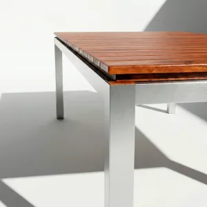 Detalle del tablero en madera teca de la Mesa Rectangular Alpes Aluteca