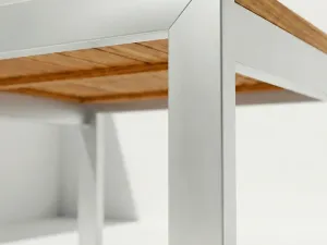Detalle del tablero en aluminio y teca de la Mesa Sappai Aluteca