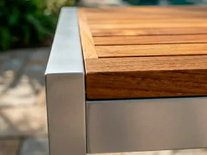 Detalle del ensamble en aluminio y teca de la Mesa Sappai Aluteca