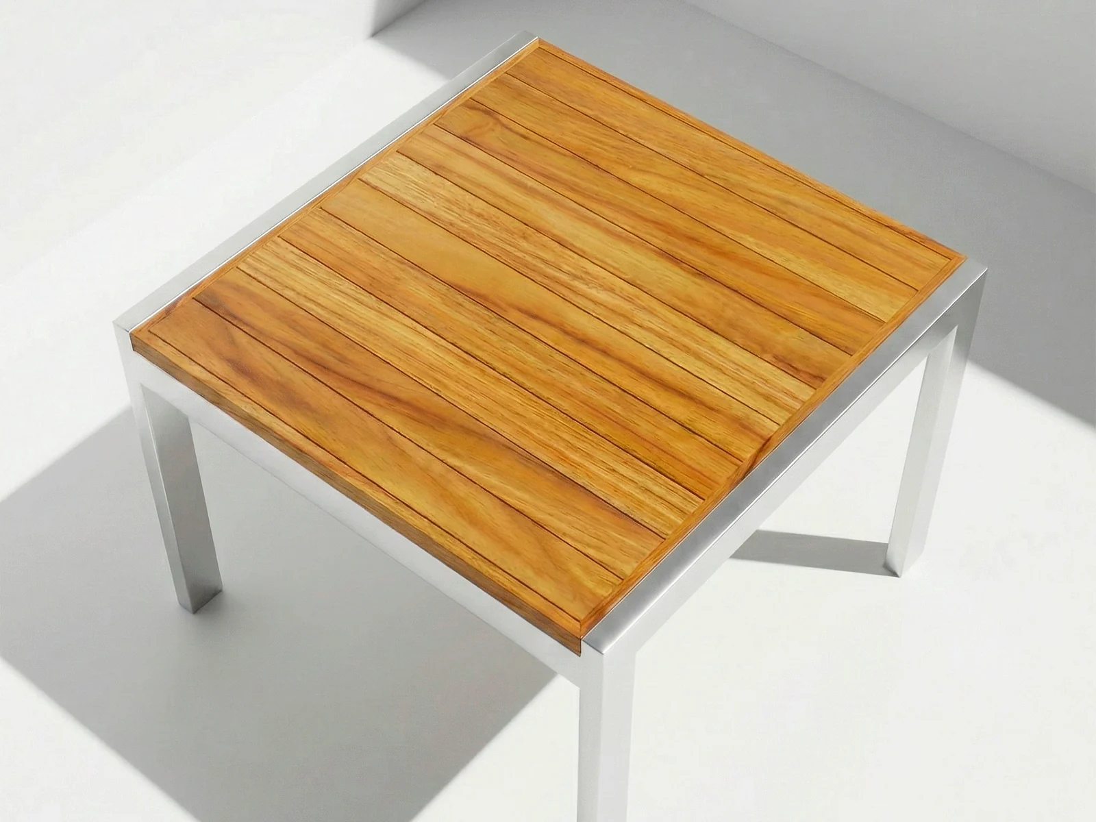 Mesa Sappai Aluteca en aluminio y teca, vista en perspectiva sobre fondo blanco de estudio