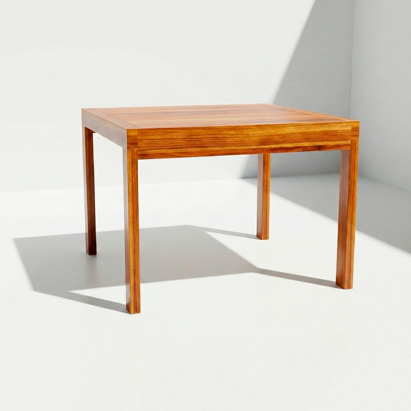 Mesa Sappai en madera teca, vista frontal en fondo blanco de estudio