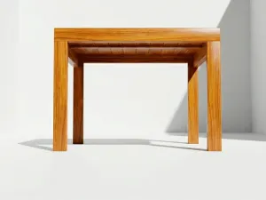 Mesa Sappai en madera teca, vista lateral sobre fondo blanco de estudio