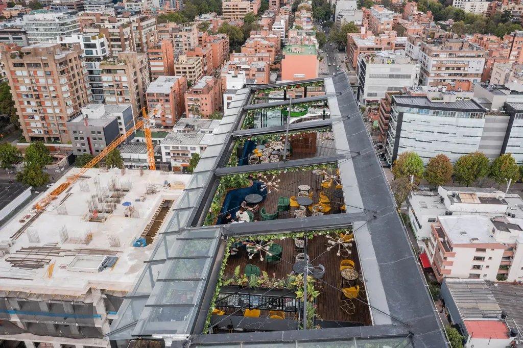 Vista aérea del rooftop del Mónaco con la pérgola retráctil PergoTek recogida