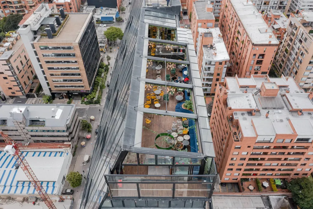 Pórticos metálicos y cables tensores de la cubierta retráctil PergoTek del Mónaco