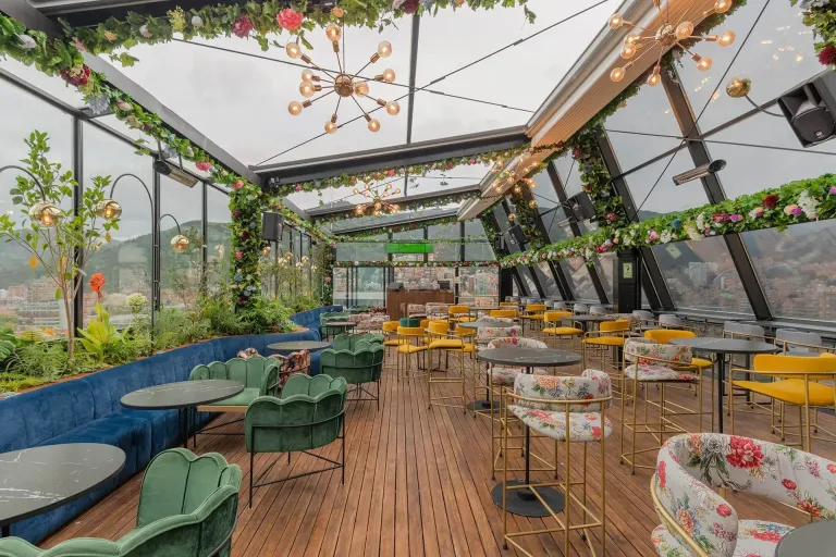 Rooftop del Mónaco cubierto con pérgola retráctil PergoTek sobre la zona de mesas
