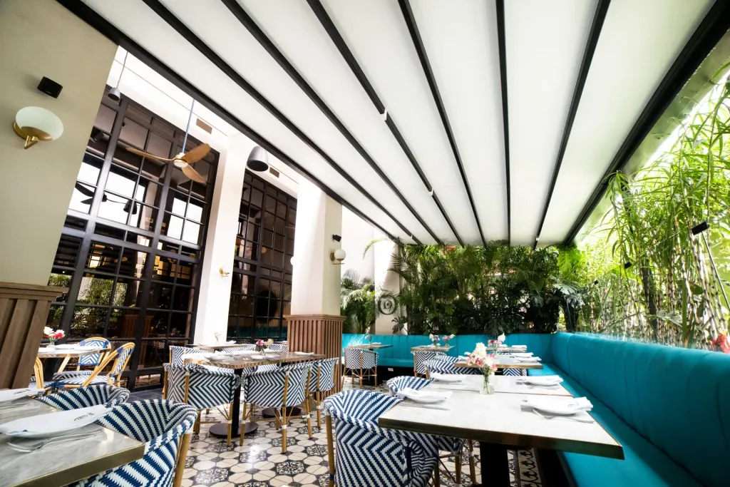 Espacio exterior de Odiseo cubierto con una pérgola retráctil PergoFlex — foto 1
