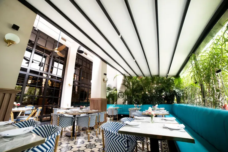 Espacio exterior de Odiseo cubierto con una pérgola retráctil PergoFlex
