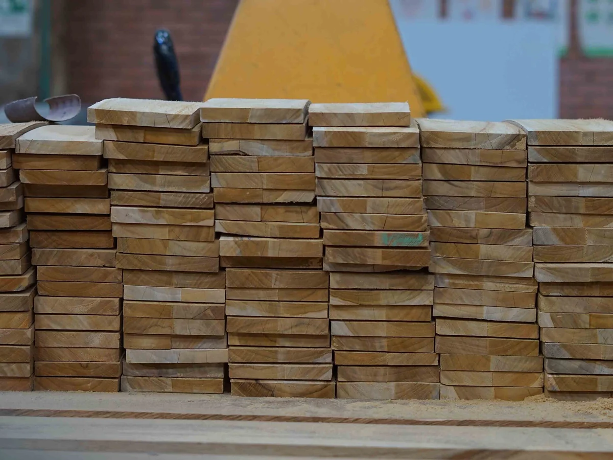Bloques de madera teca apilados y listos para mecanizar en la planta de Parasoles Tropicales