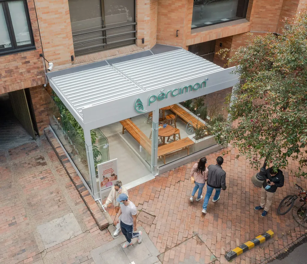 Pérgola bioclimática PergoLam de lamas de aluminio motorizadas en Percimon — foto 1