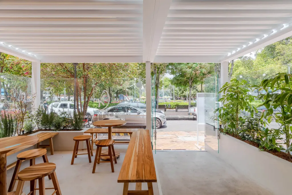 Pérgola bioclimática PergoLam de lamas de aluminio motorizadas en Percimon — foto 2