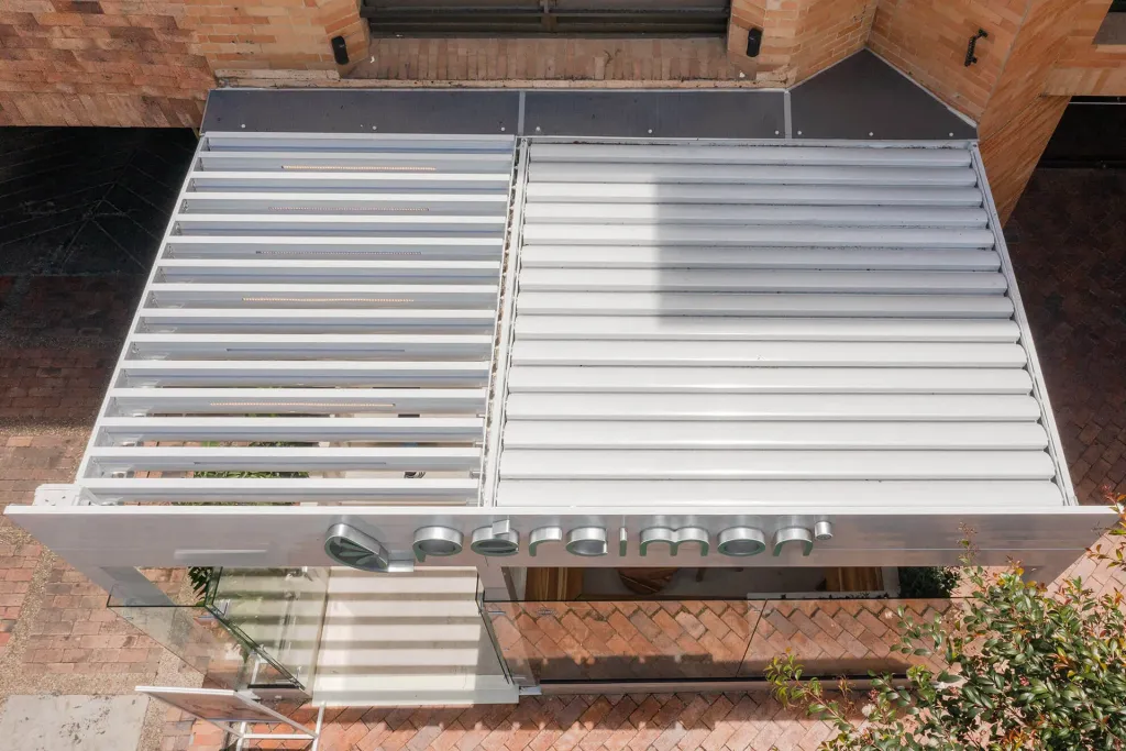 Pérgola bioclimática PergoLam de lamas de aluminio motorizadas en Percimon — foto 3