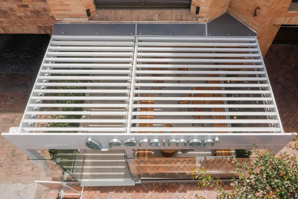 Pérgola bioclimática PergoLam de lamas de aluminio motorizadas en Percimon — foto 5