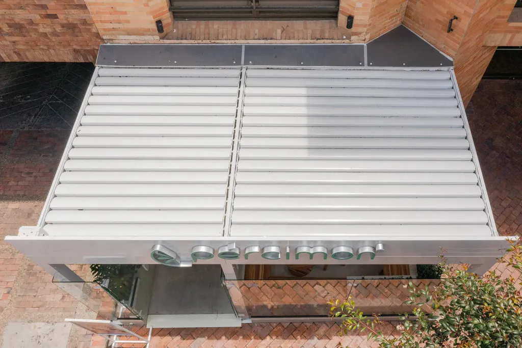 Pérgola bioclimática PergoLam de lamas de aluminio motorizadas en Percimon — foto 6