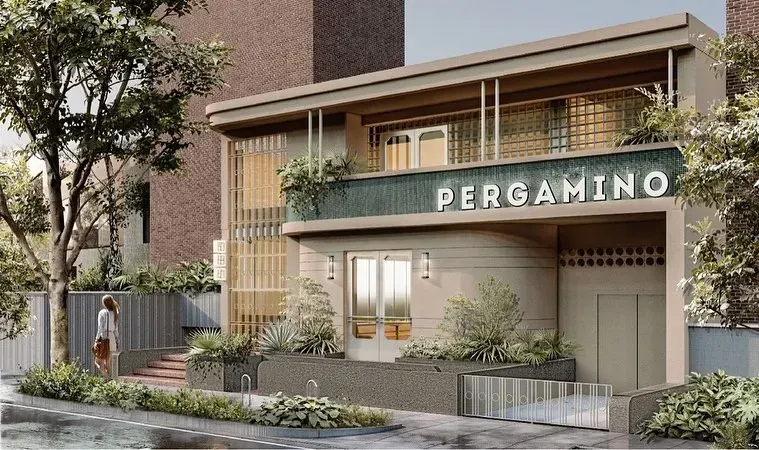 Patio de Pergamino Café en Laureles, Medellín, cubierto con un sistema híbrido de pérgolas