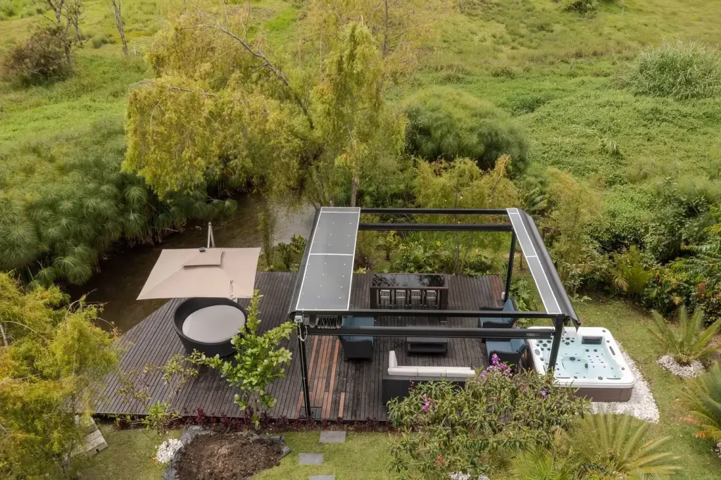 la misma pérgola PergoFlex con la lona recogida: el deck y el comedor exterior quedan descubiertos